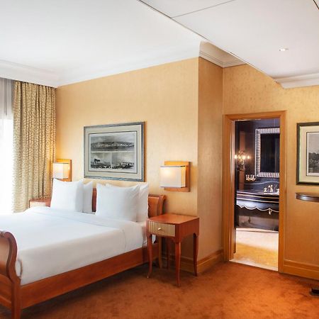 Radisson Blu Martinez Beirut Hotel ภายนอก รูปภาพ A bedroom at the hotel