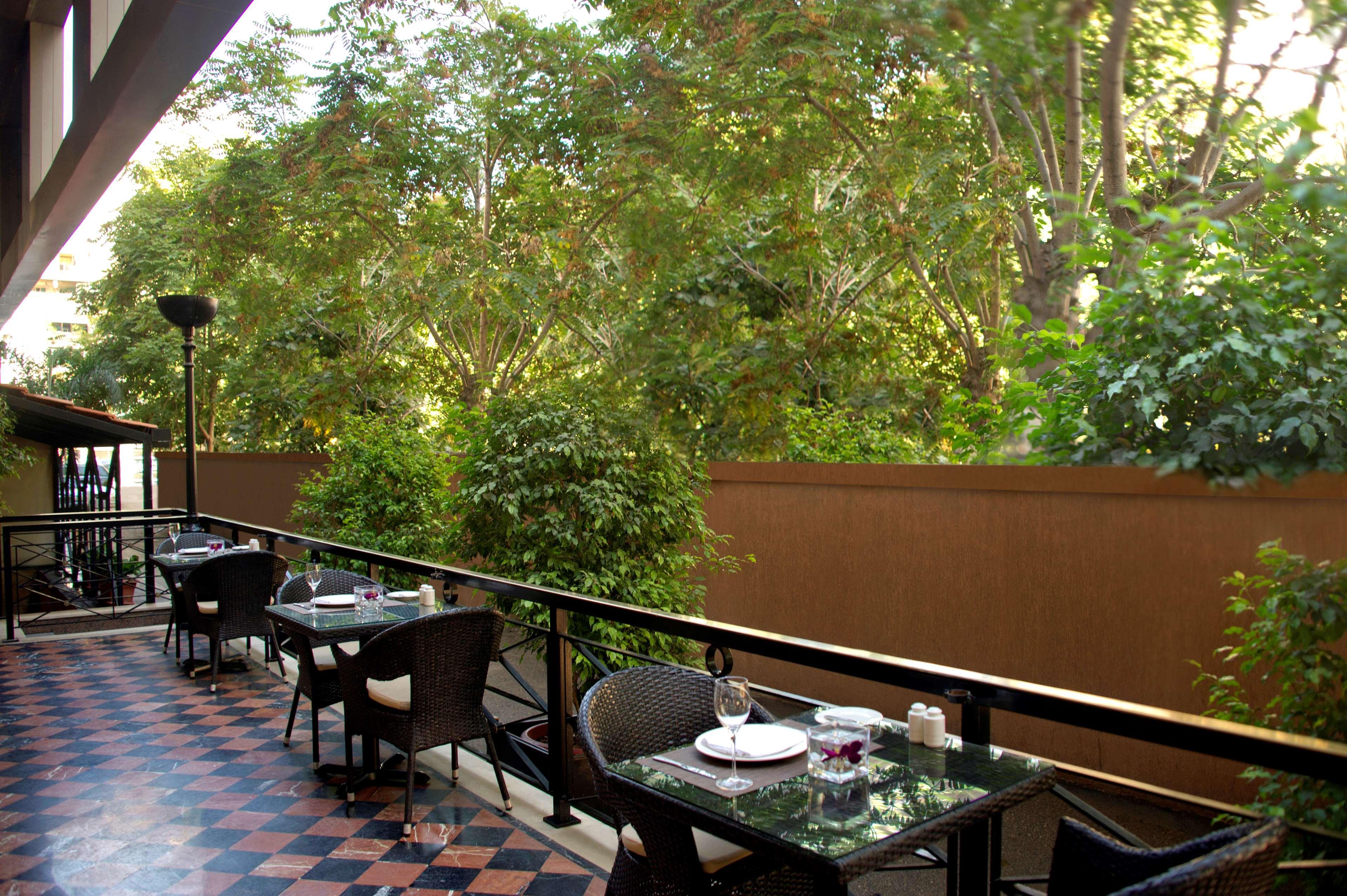 Radisson Blu Martinez Beirut Hotel ภายนอก รูปภาพ The restaurant