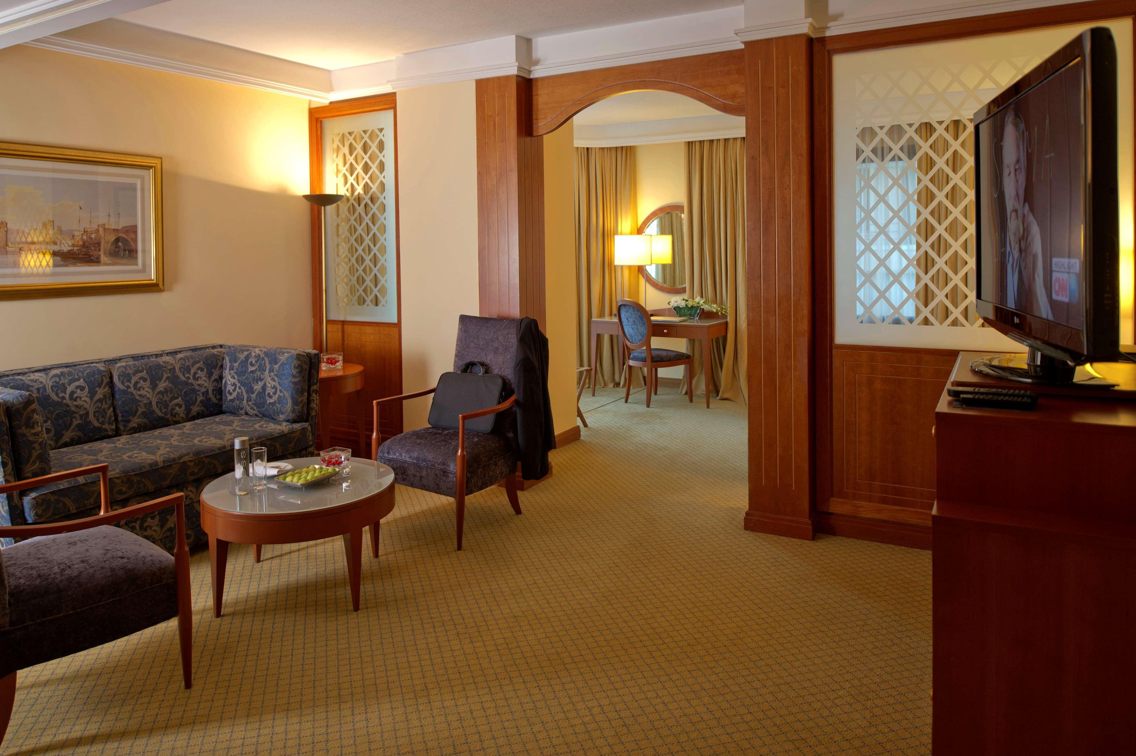 Radisson Blu Martinez Beirut Hotel ภายนอก รูปภาพ Suite at the Grand Hotel