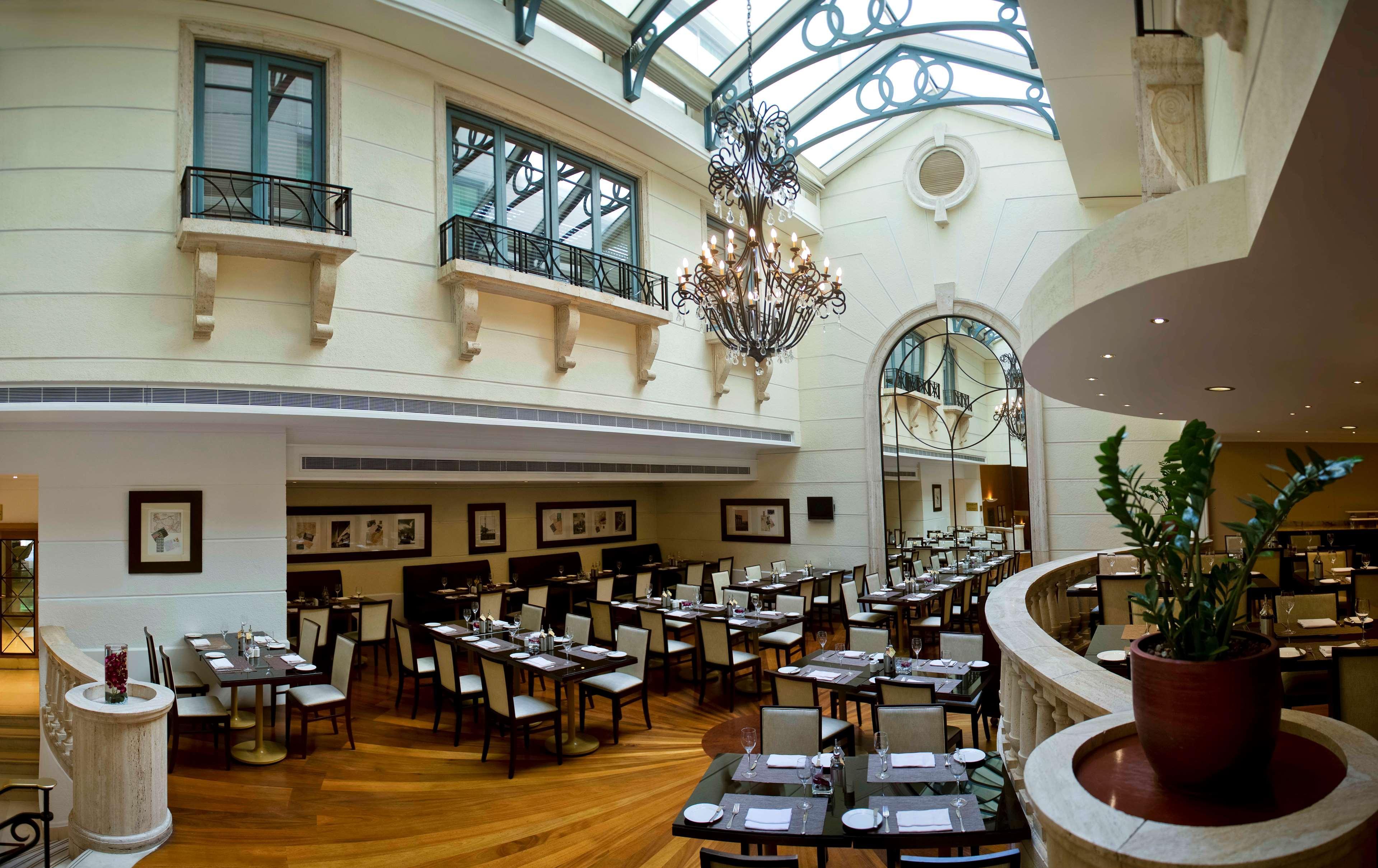 Radisson Blu Martinez Beirut Hotel ภายนอก รูปภาพ The restaurant