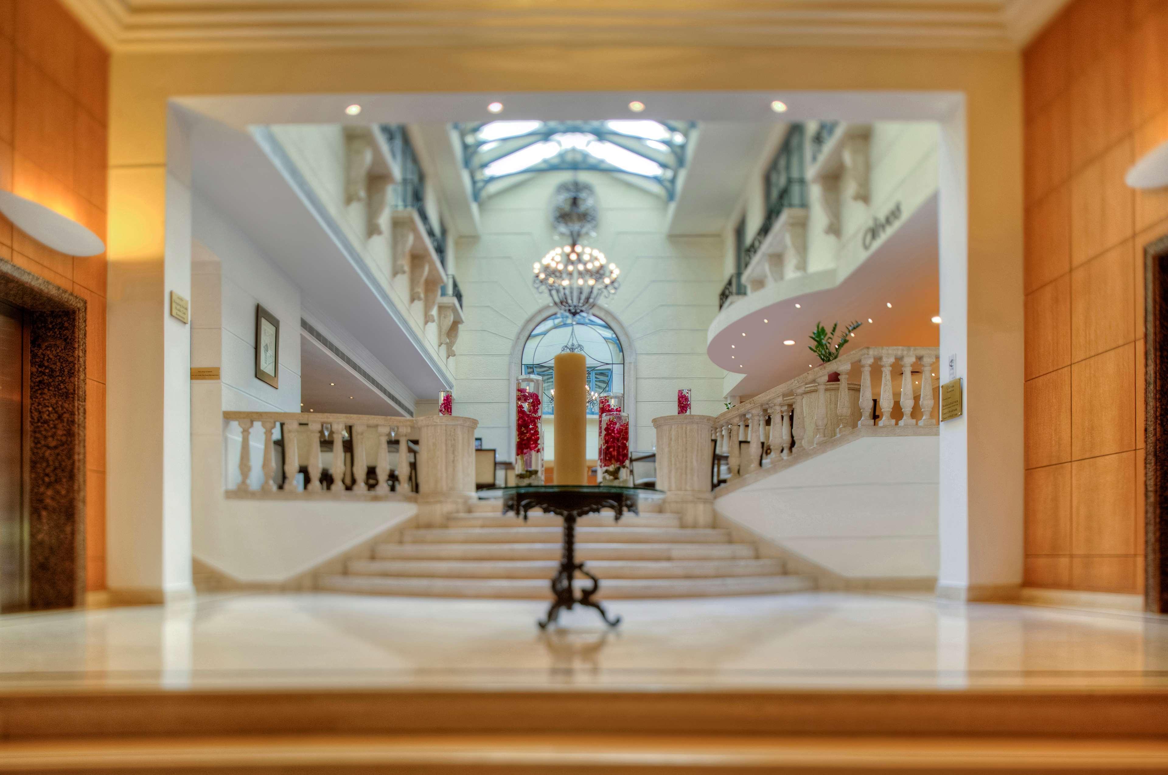 Radisson Blu Martinez Beirut Hotel ภายนอก รูปภาพ The lobby of the hotel