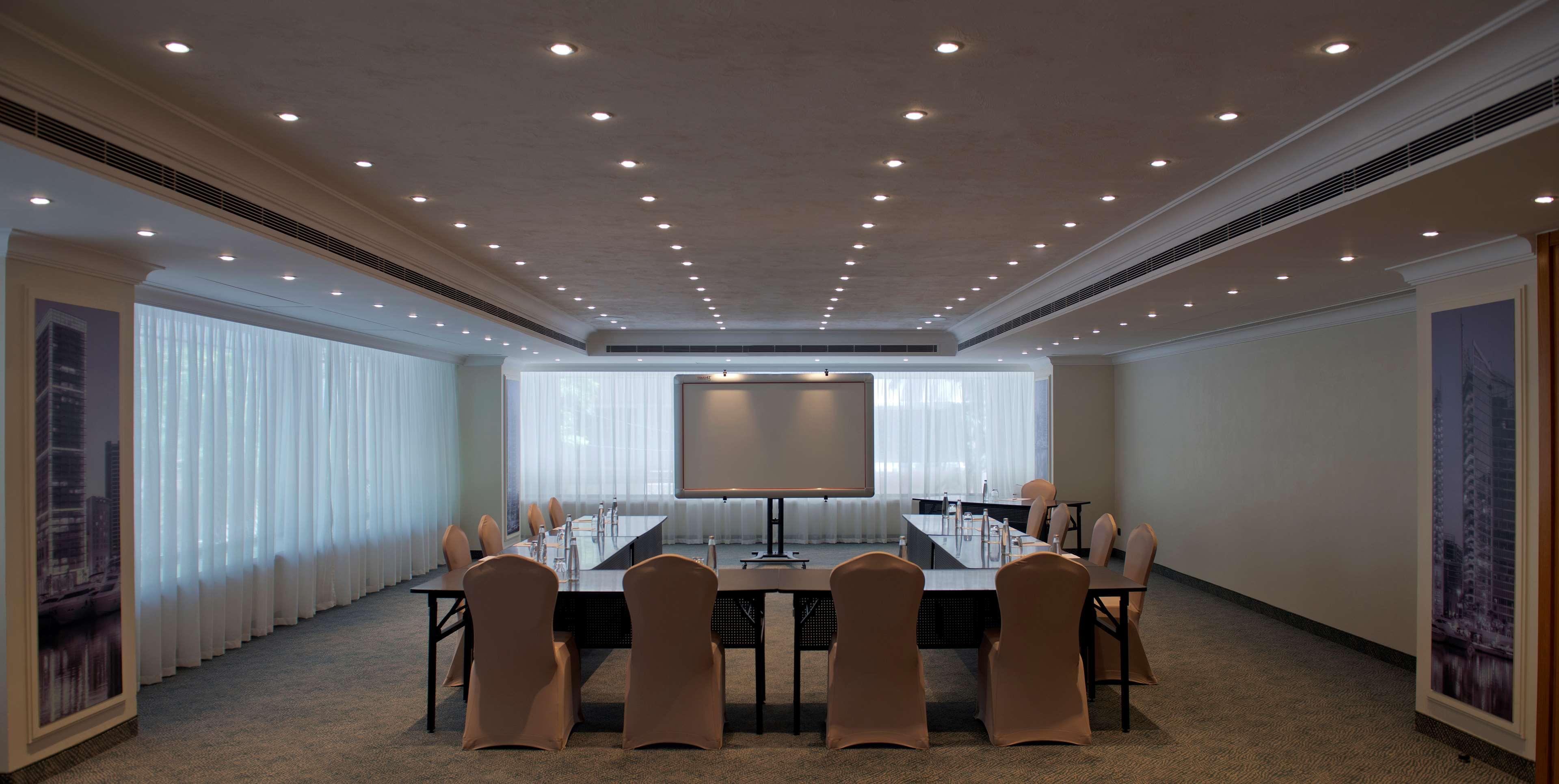 Radisson Blu Martinez Beirut Hotel ภายนอก รูปภาพ Meeting room