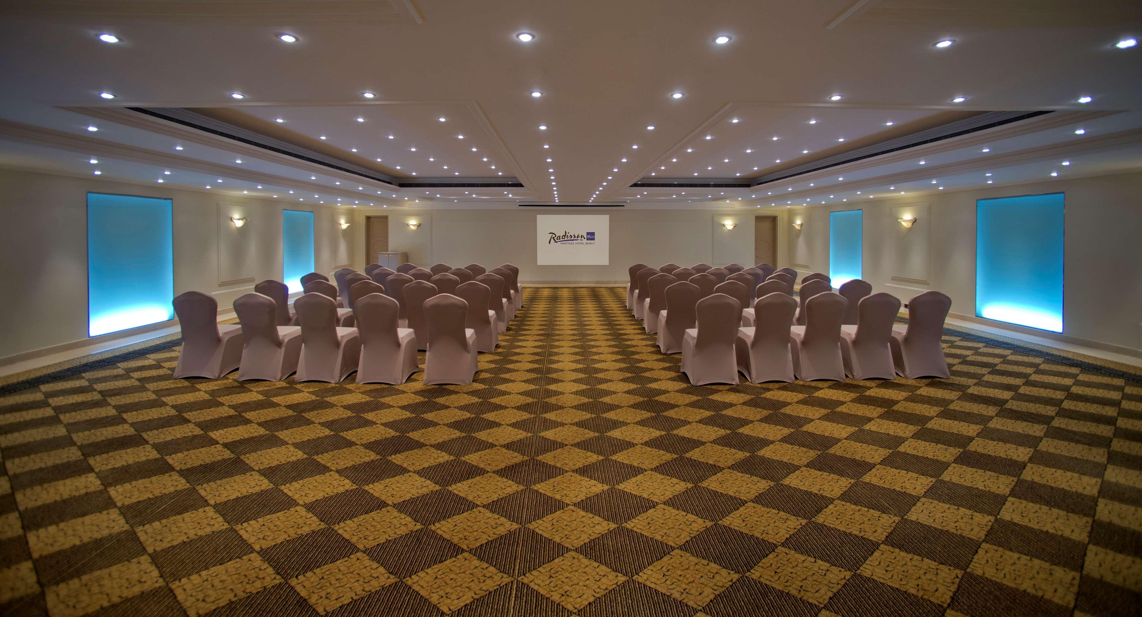 Radisson Blu Martinez Beirut Hotel ภายนอก รูปภาพ A meeting room at the hotel