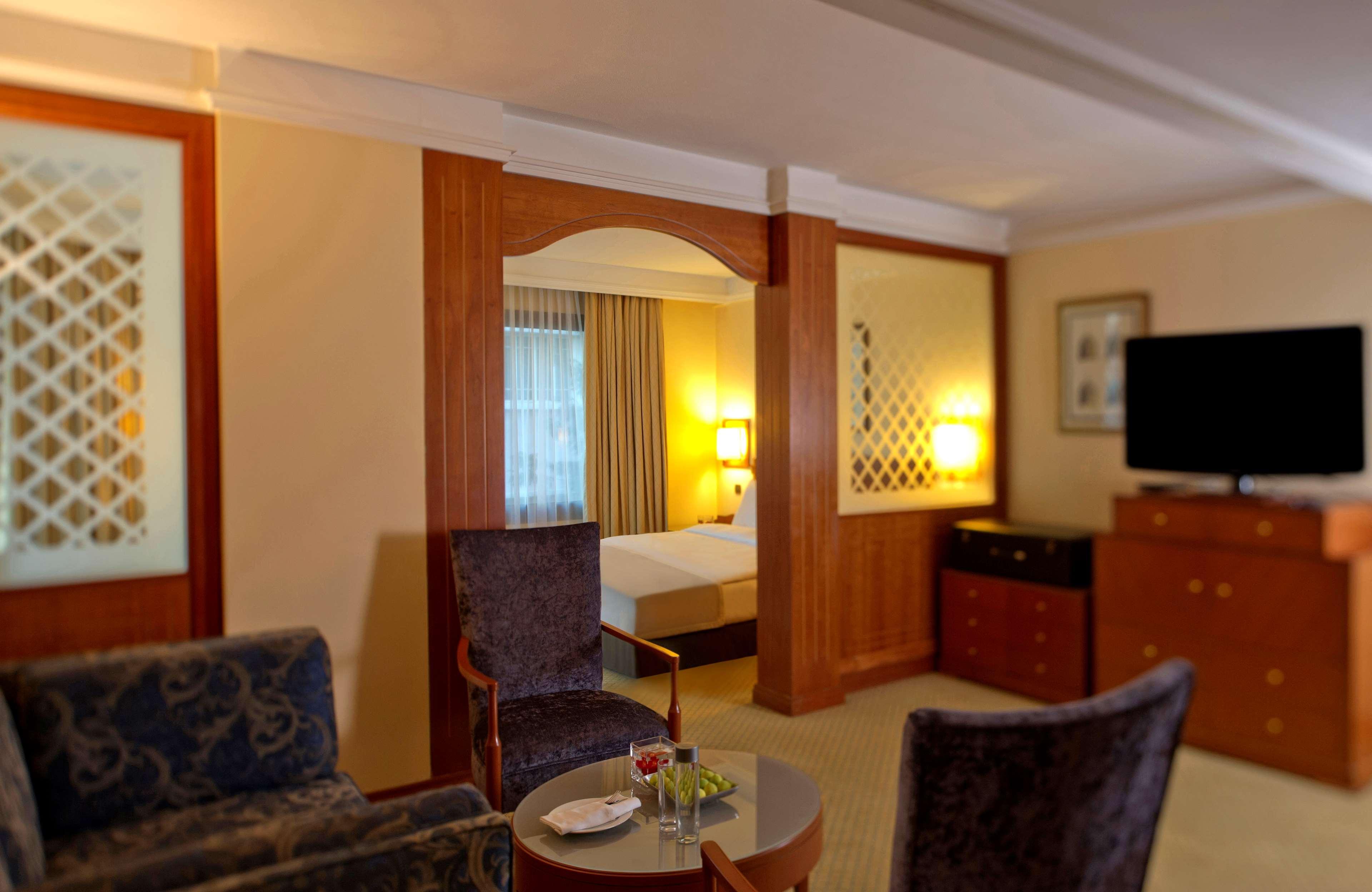 Radisson Blu Martinez Beirut Hotel ภายนอก รูปภาพ Suite