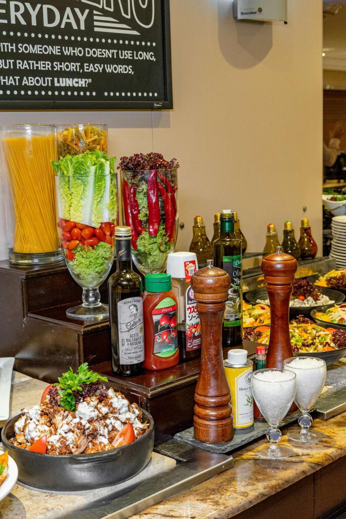 Radisson Blu Martinez Beirut Hotel ภายนอก รูปภาพ A salad bar