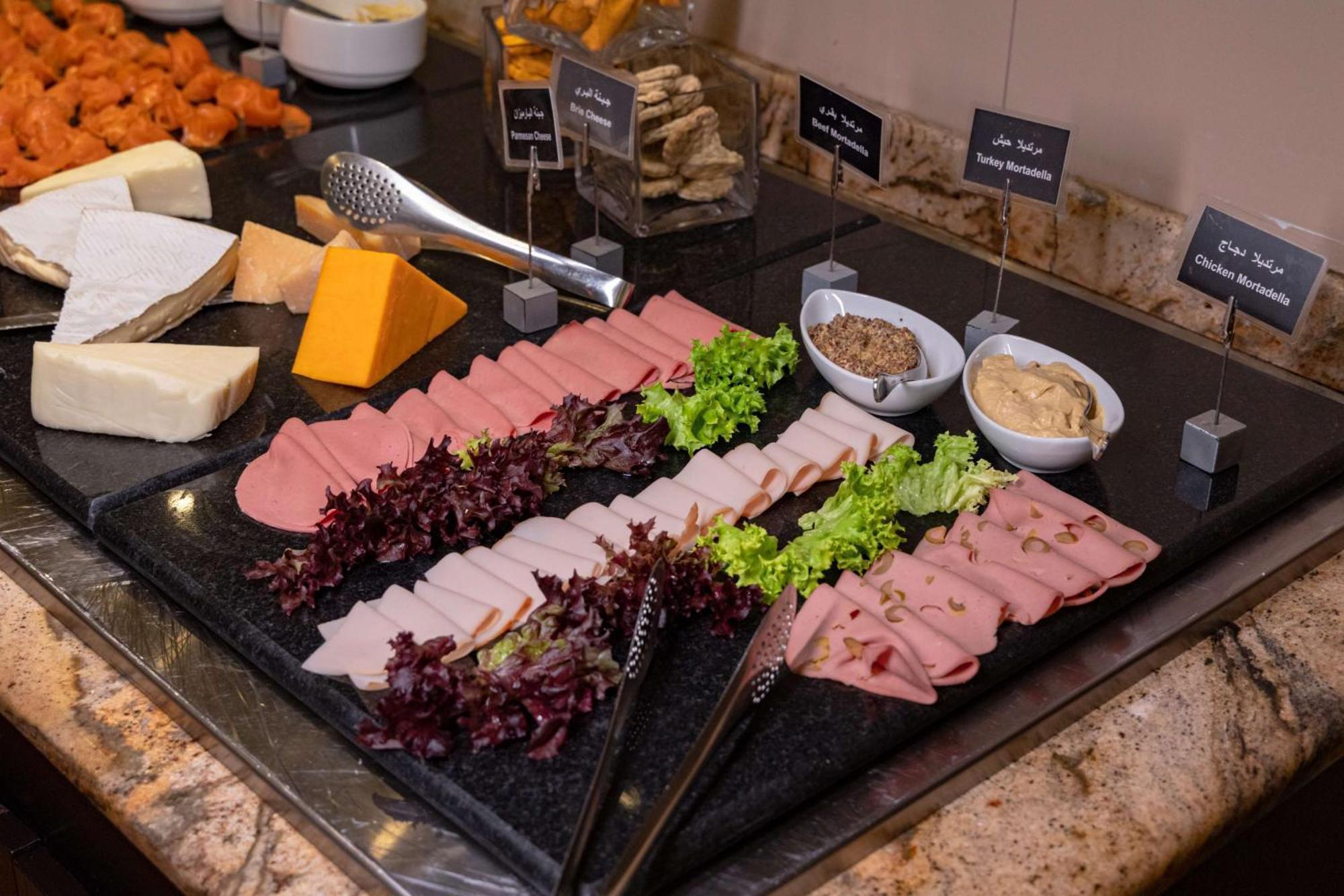 Radisson Blu Martinez Beirut Hotel ภายนอก รูปภาพ A selection of cold cuts