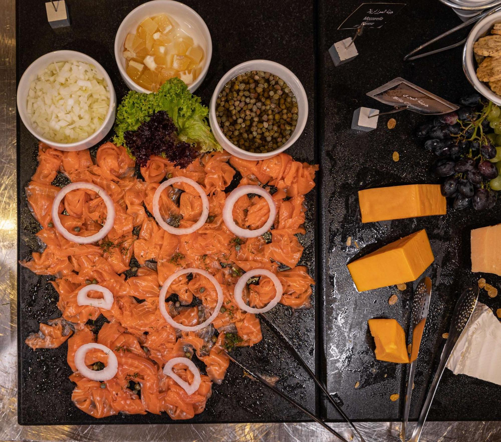 Radisson Blu Martinez Beirut Hotel ภายนอก รูปภาพ Salmon sashimi