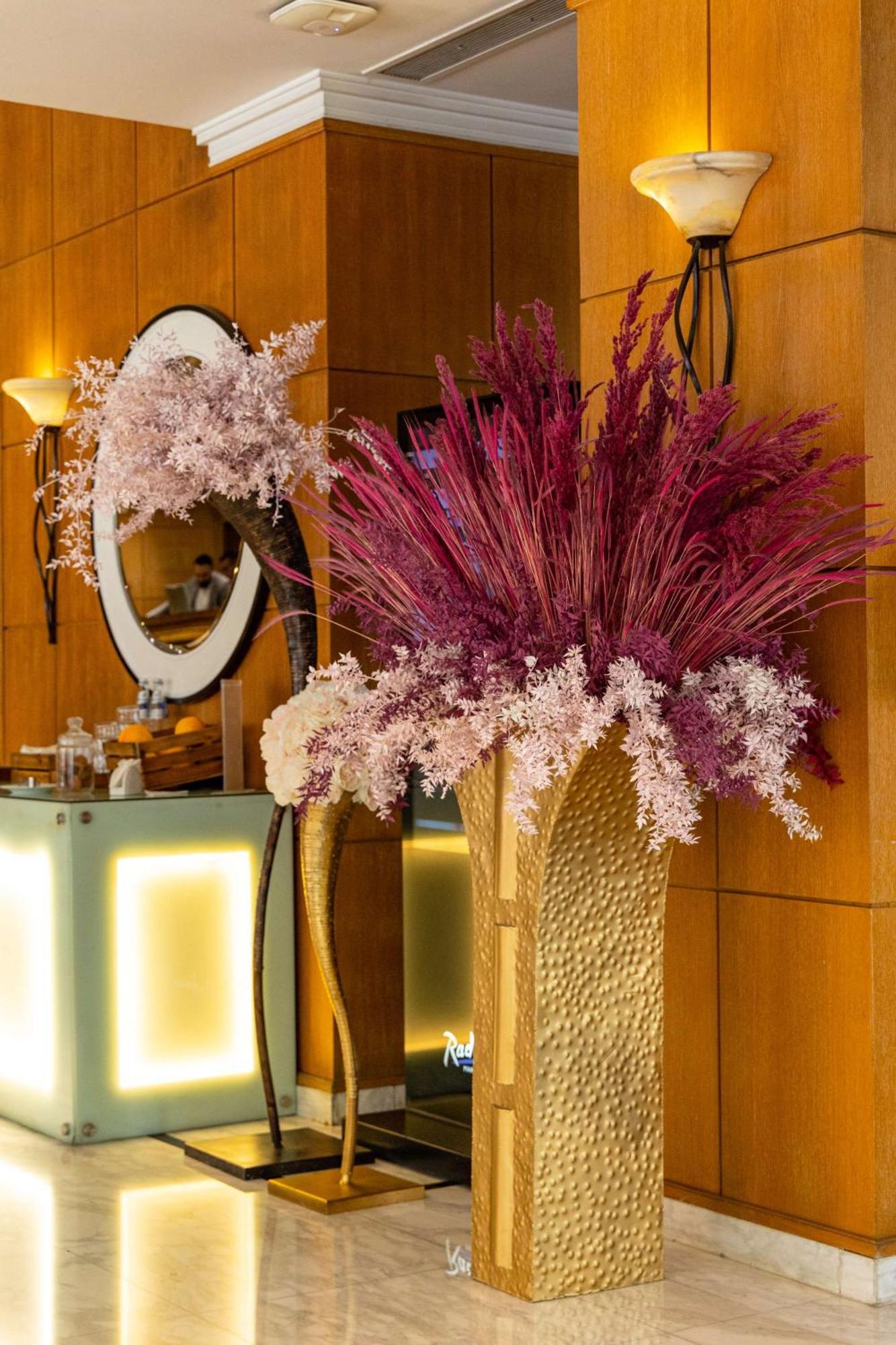 Radisson Blu Martinez Beirut Hotel ภายนอก รูปภาพ Dried flowers in a vase
