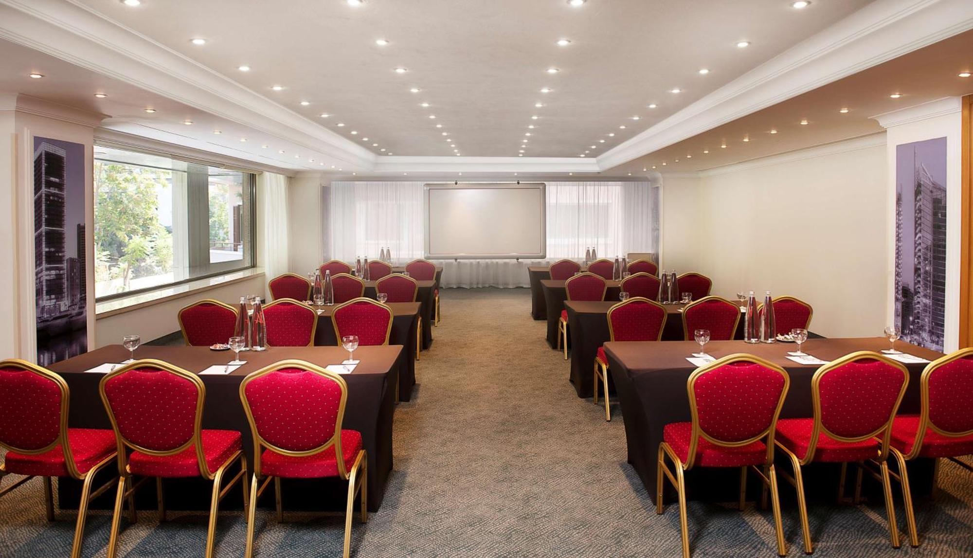 Radisson Blu Martinez Beirut Hotel ภายนอก รูปภาพ Meeting room