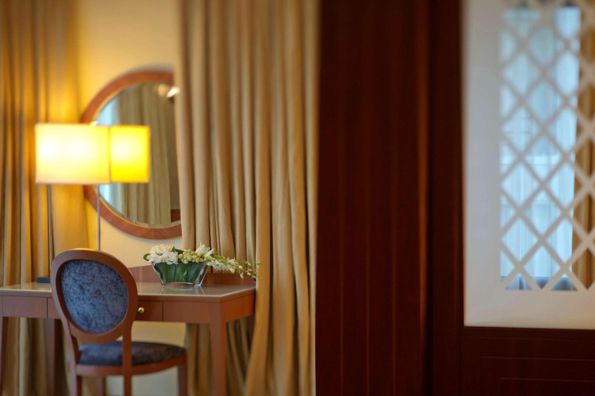 Radisson Blu Martinez Beirut Hotel ภายนอก รูปภาพ A room at the hotel