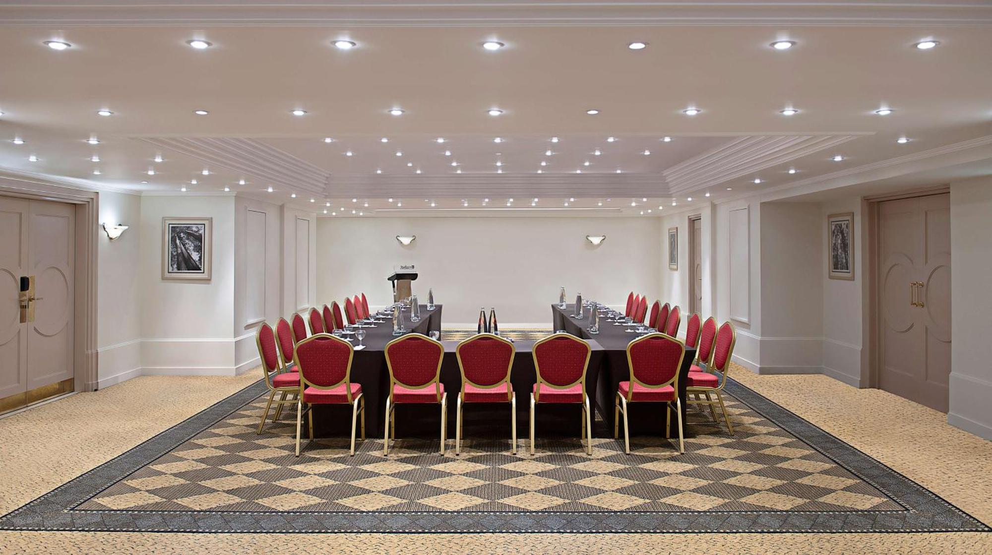 Radisson Blu Martinez Beirut Hotel ภายนอก รูปภาพ The boardroom at the London Marriott Grand Ballroom