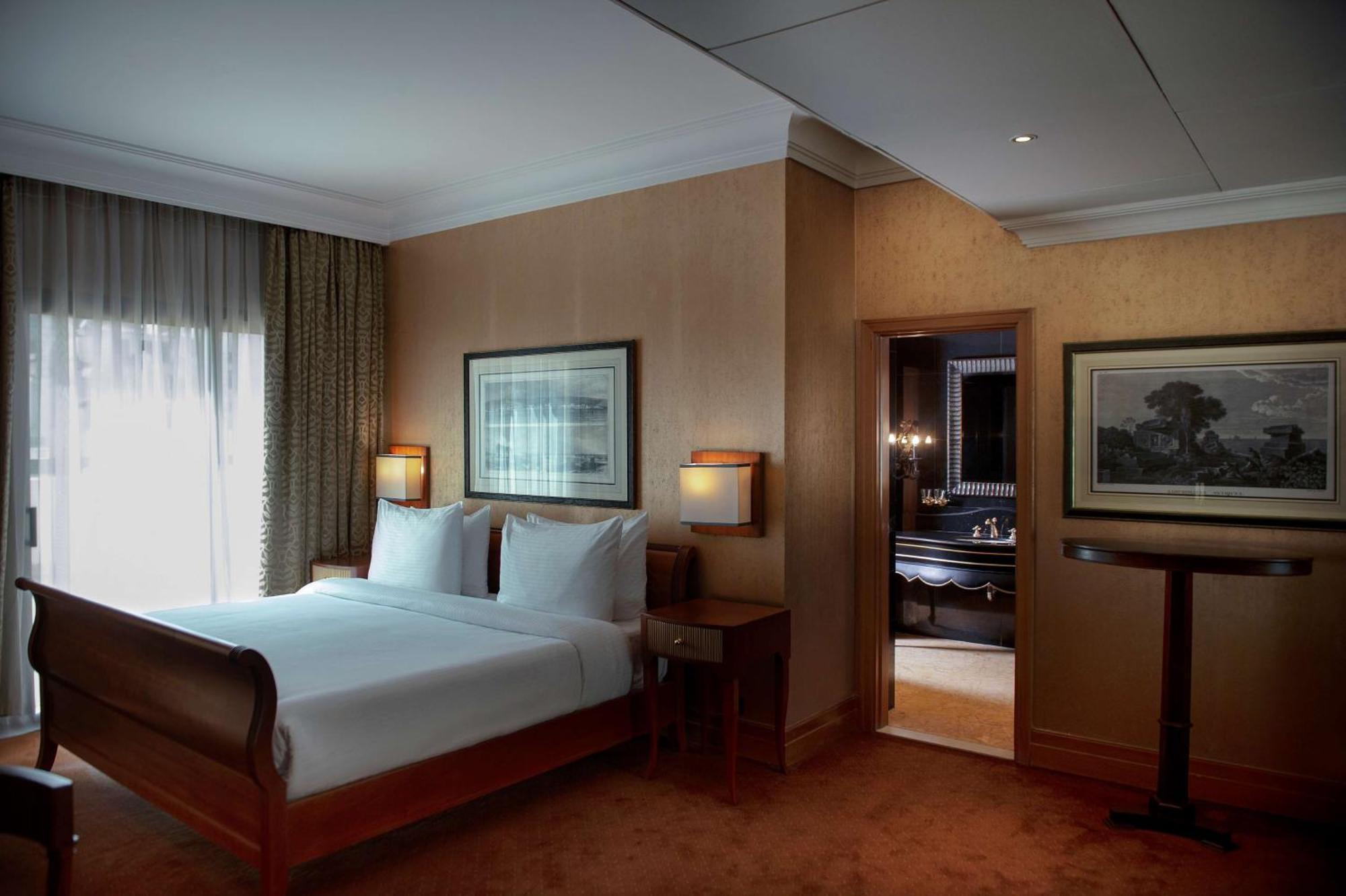 Radisson Blu Martinez Beirut Hotel ภายนอก รูปภาพ