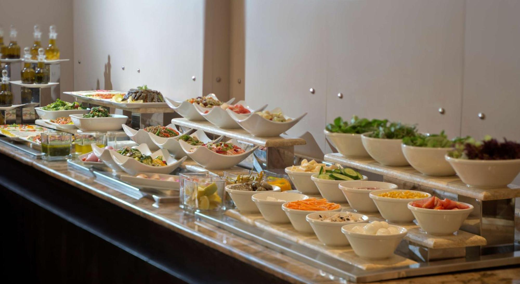 Radisson Blu Martinez Beirut Hotel ภายนอก รูปภาพ A salad bar