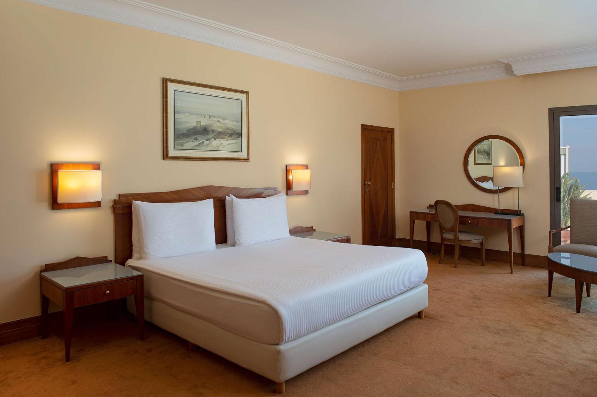 Radisson Blu Martinez Beirut Hotel ภายนอก รูปภาพ A room at the hotel