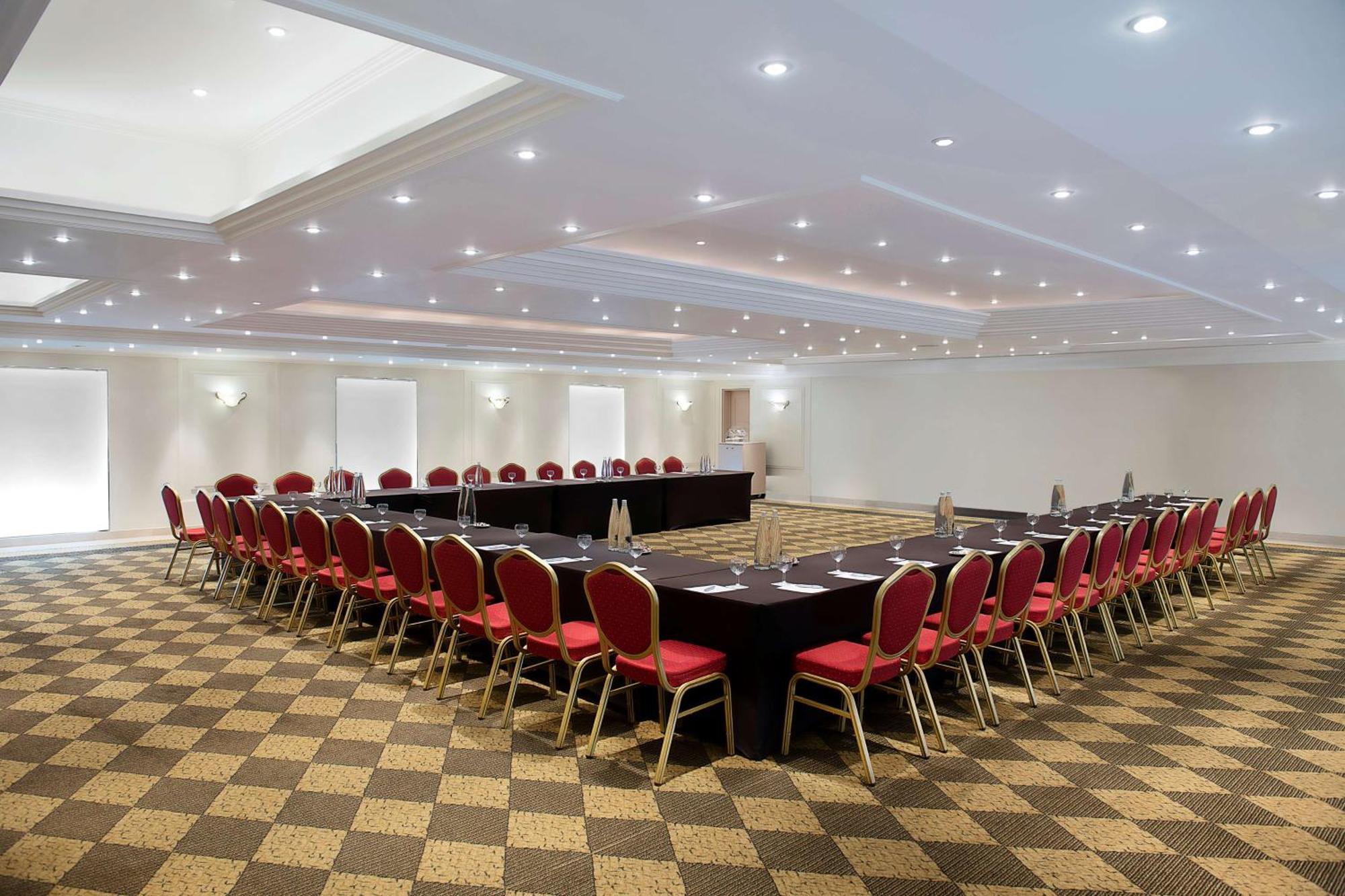 Radisson Blu Martinez Beirut Hotel ภายนอก รูปภาพ Meeting room
