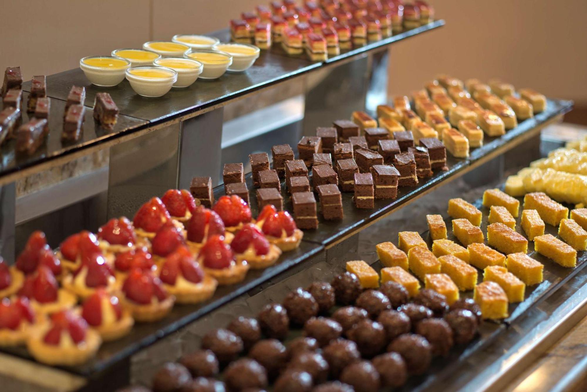 Radisson Blu Martinez Beirut Hotel ภายนอก รูปภาพ A selection of petits fours