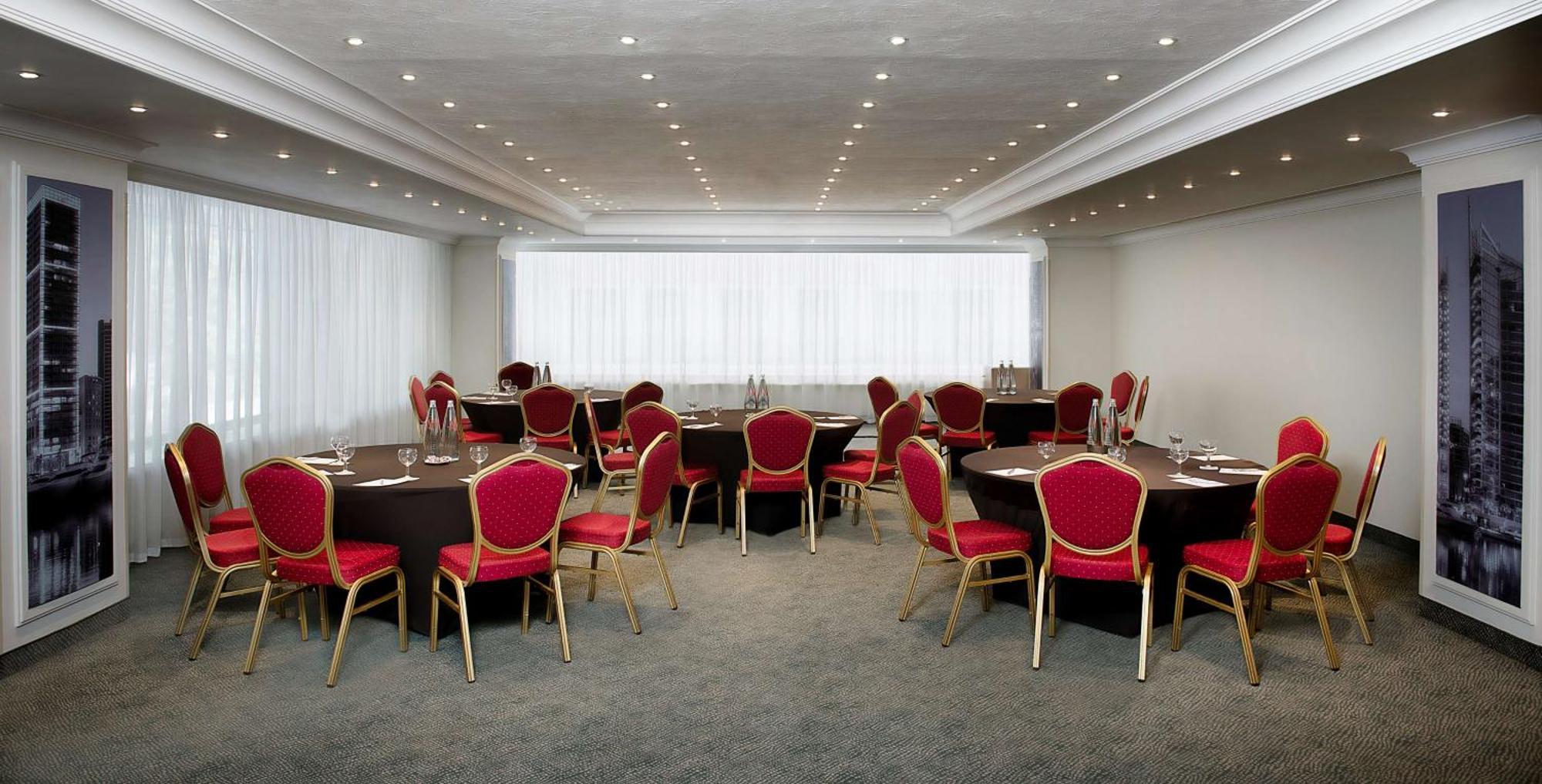 Radisson Blu Martinez Beirut Hotel ภายนอก รูปภาพ Meeting room
