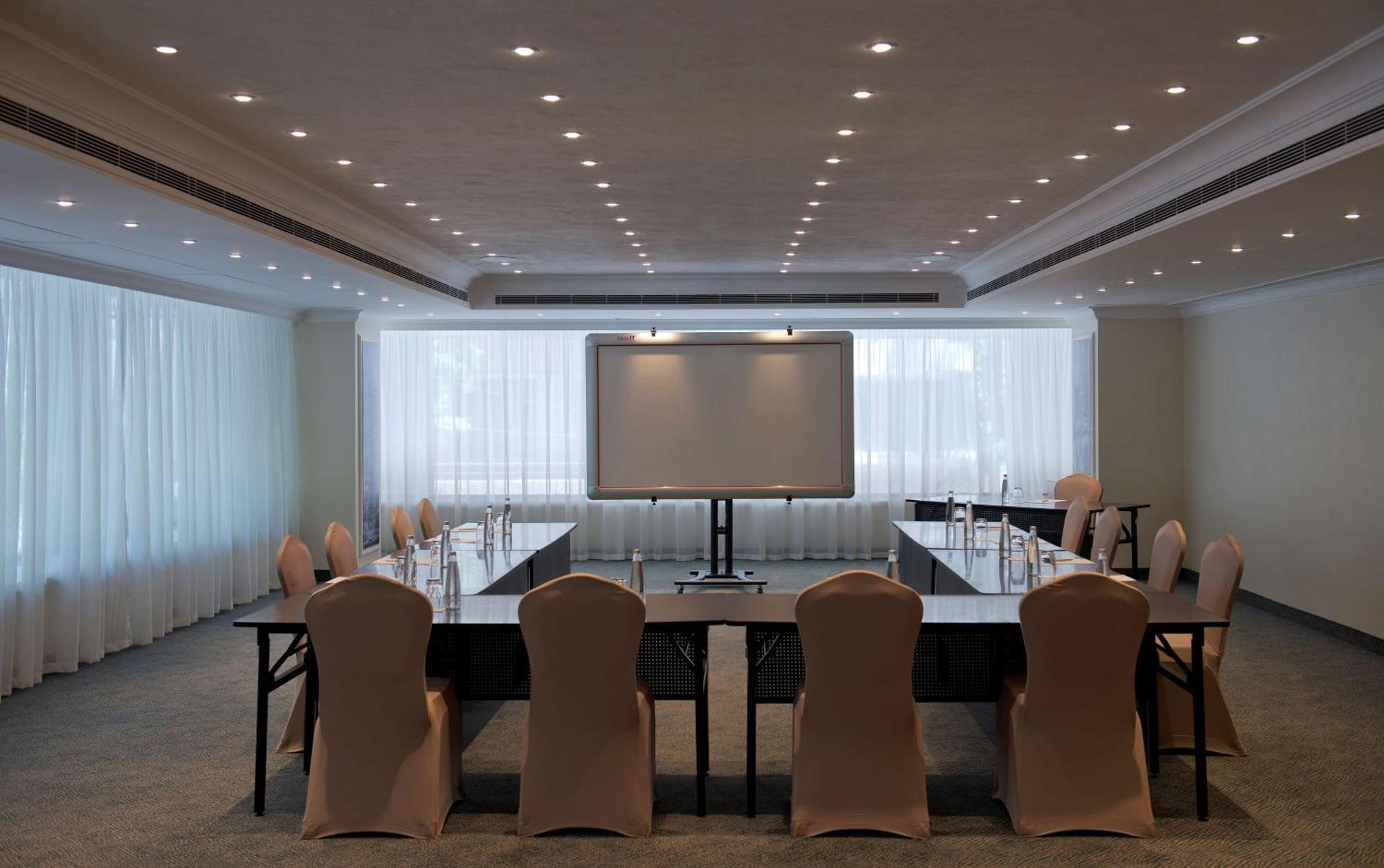 Radisson Blu Martinez Beirut Hotel ภายนอก รูปภาพ A meeting room