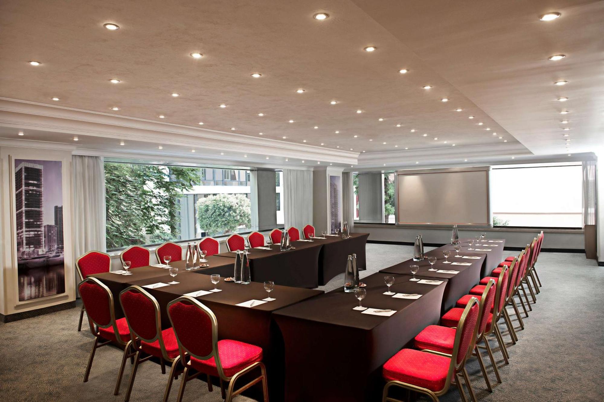 Radisson Blu Martinez Beirut Hotel ภายนอก รูปภาพ Meeting room