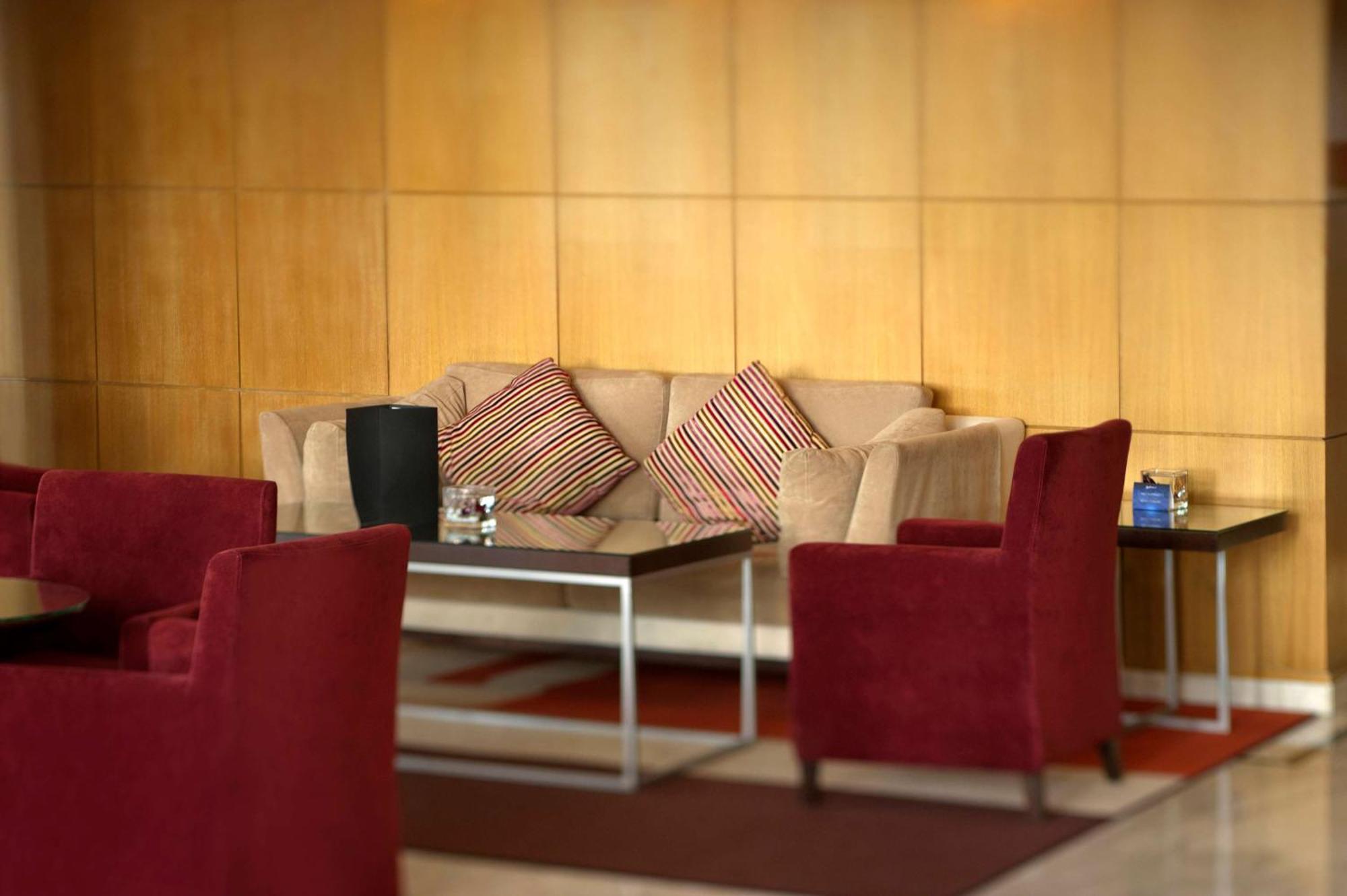 Radisson Blu Martinez Beirut Hotel ภายนอก รูปภาพ The lounge at the airport