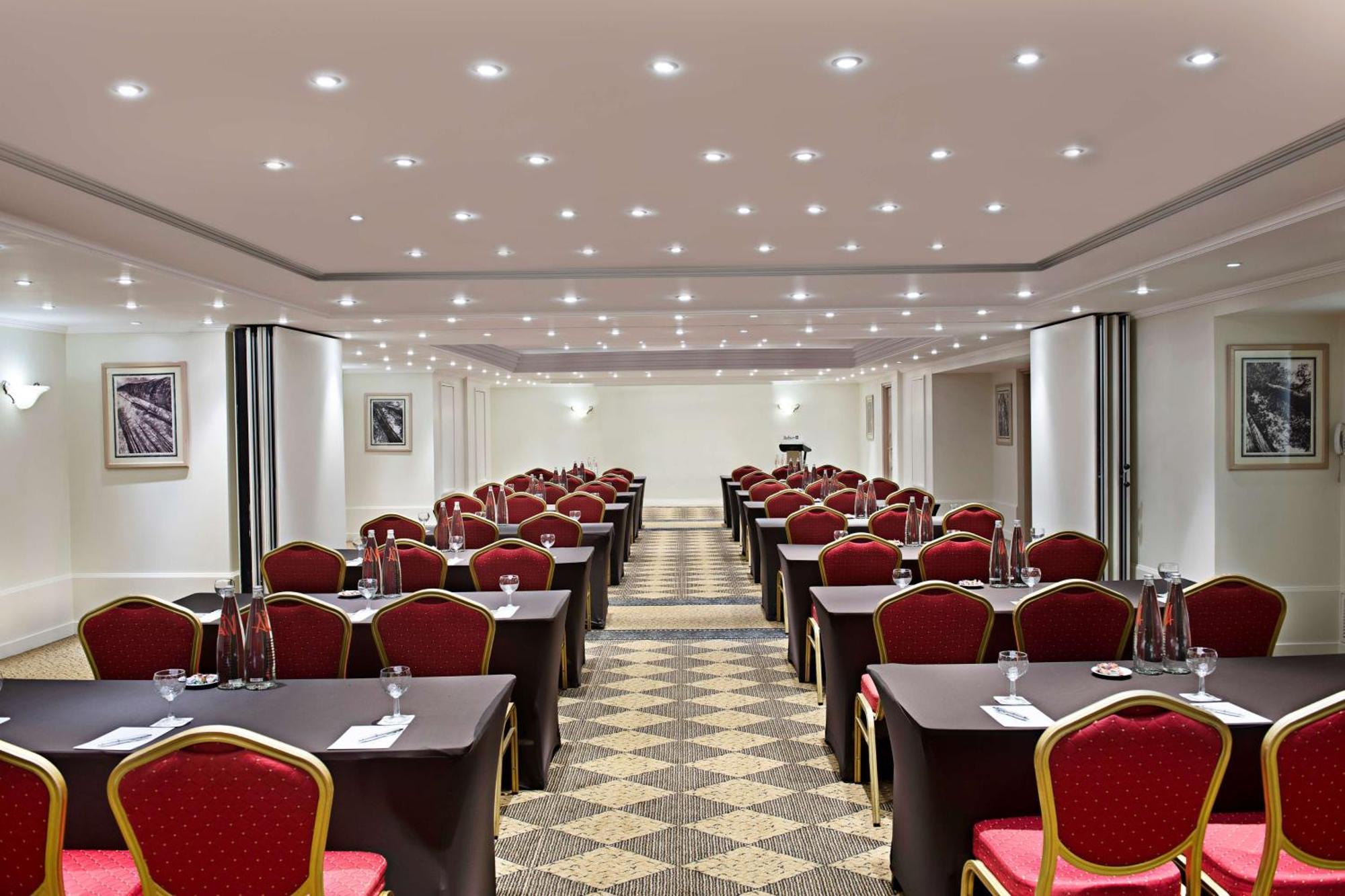 Radisson Blu Martinez Beirut Hotel ภายนอก รูปภาพ The ballroom