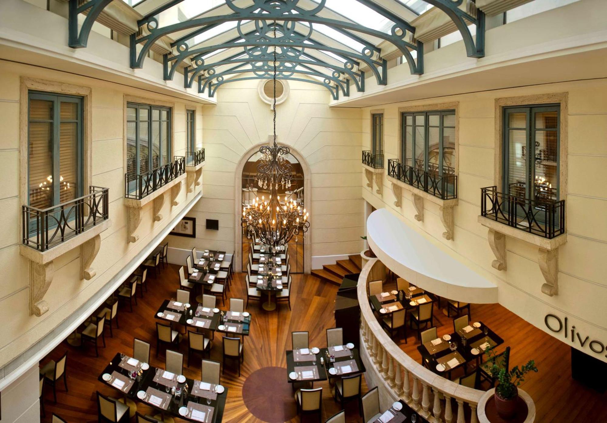 Radisson Blu Martinez Beirut Hotel ภายนอก รูปภาพ The restaurant