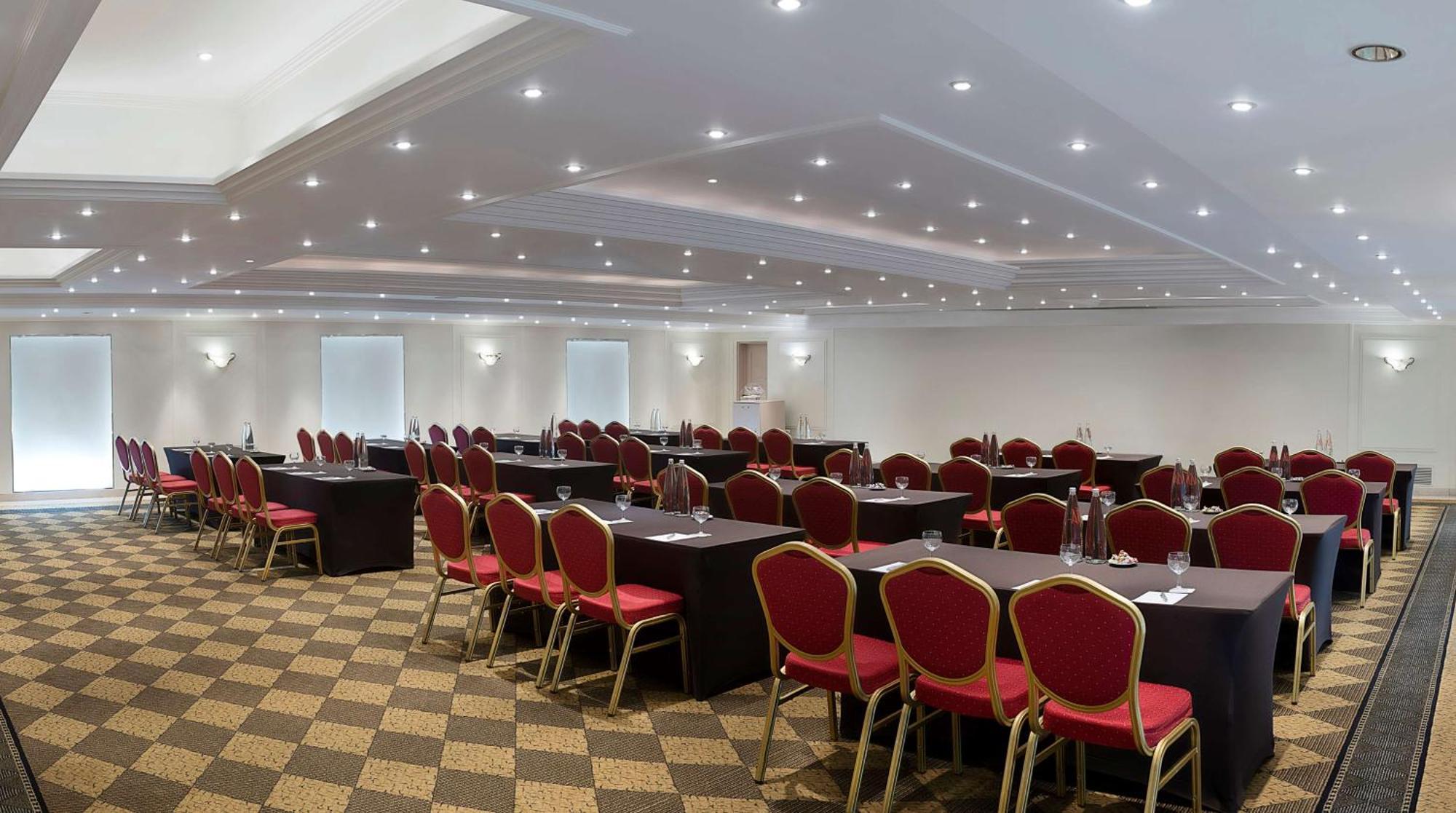 Radisson Blu Martinez Beirut Hotel ภายนอก รูปภาพ The International Centre
