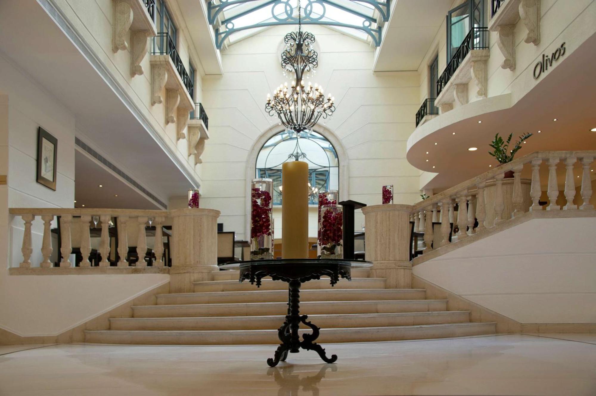 Radisson Blu Martinez Beirut Hotel ภายนอก รูปภาพ The lobby of the hotel