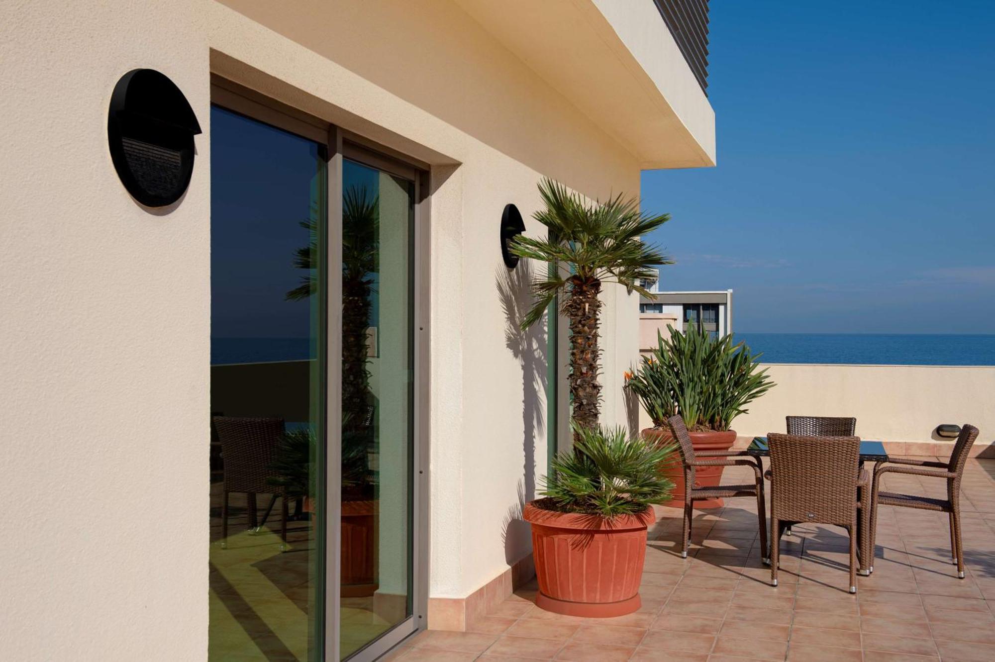 Radisson Blu Martinez Beirut Hotel ภายนอก รูปภาพ A balcony