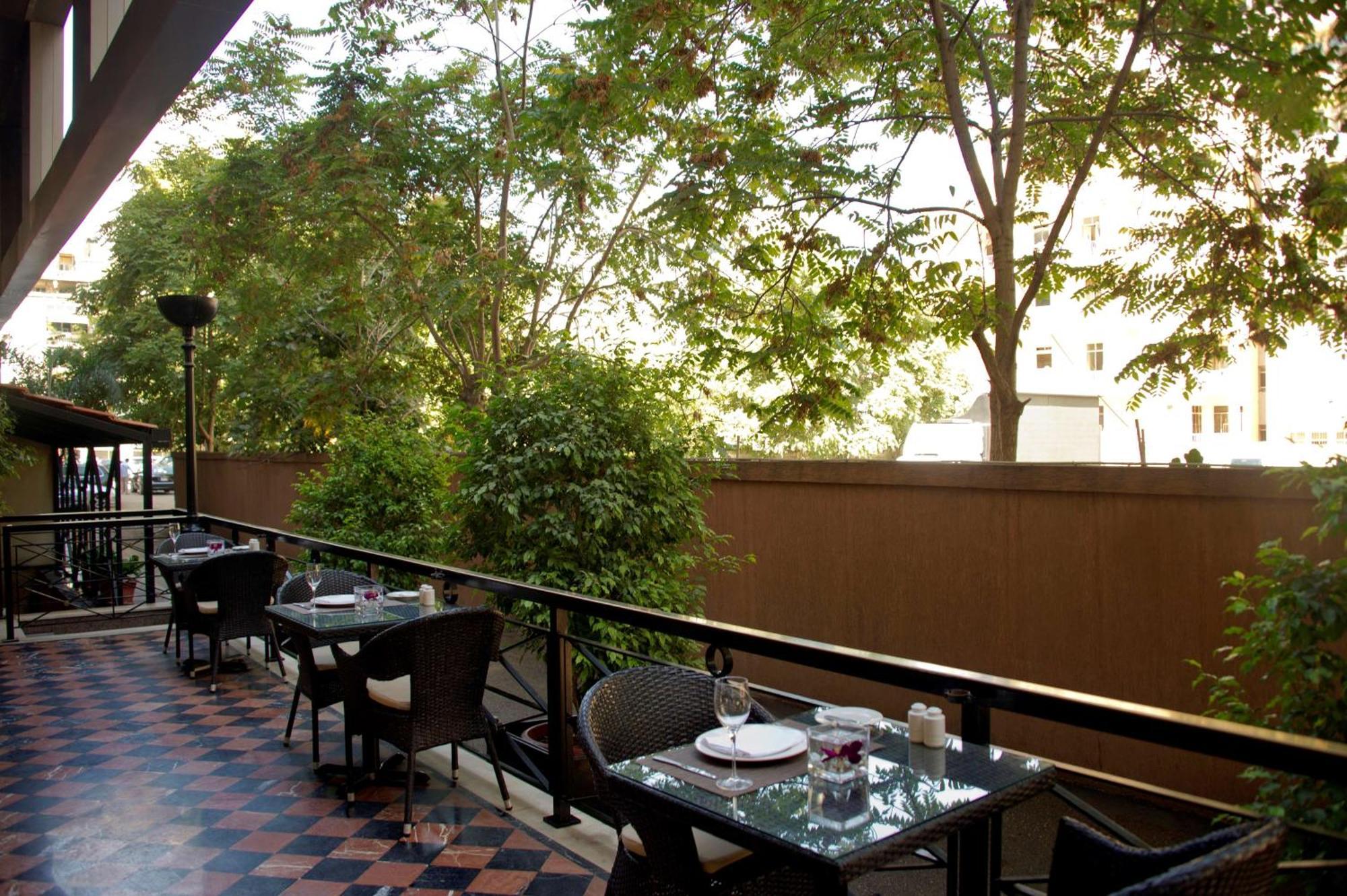 Radisson Blu Martinez Beirut Hotel ภายนอก รูปภาพ The terrace of the restaurant