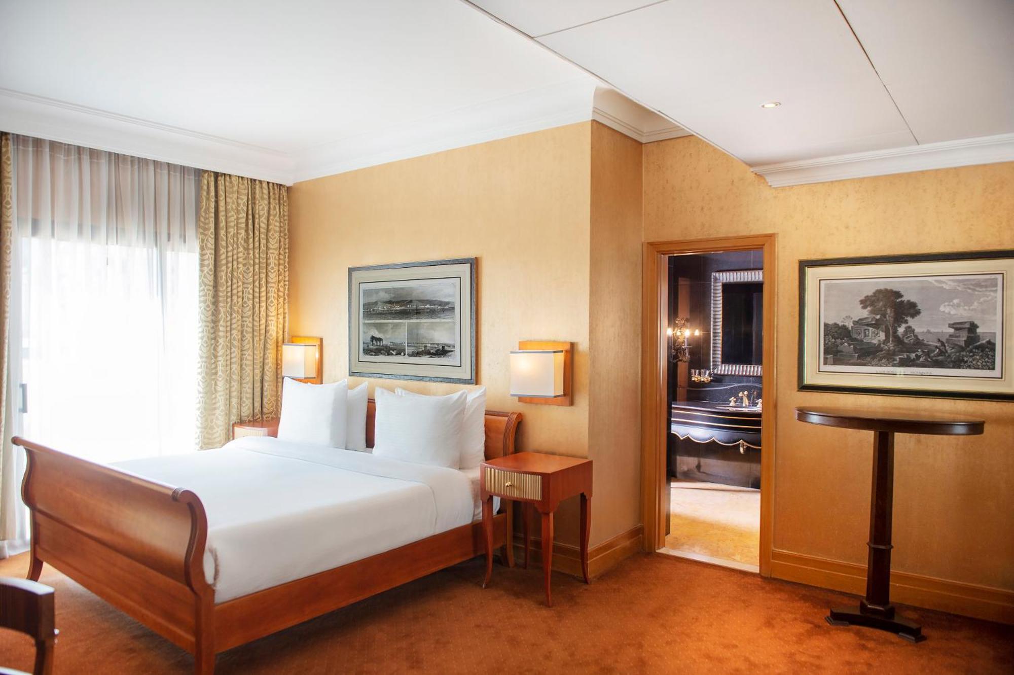 Radisson Blu Martinez Beirut Hotel ภายนอก รูปภาพ A bedroom at the hotel